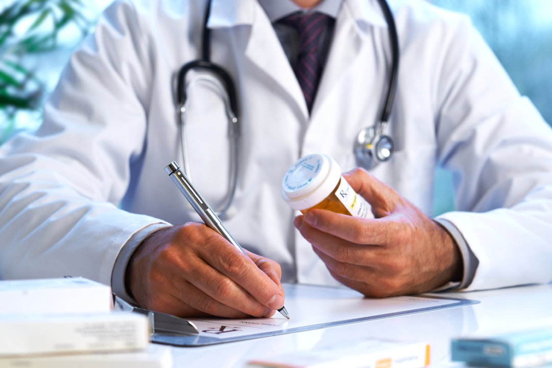 Dokter schreift Medikamenter no der Operatioun vun der Penisvergréisserung